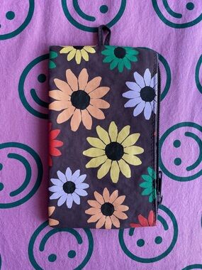 BAGGU small go pouch, wildflowers / rainbow daisy, NWOT